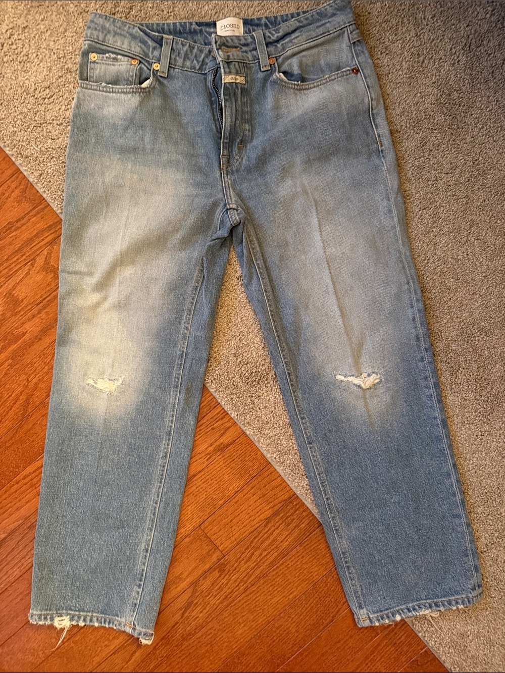 Closed Light Blue Distressed Cropped Jeans